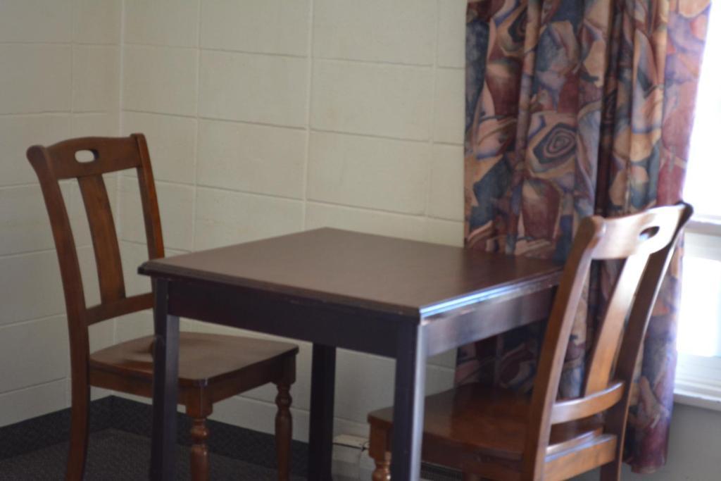 Queensway Court Motel Prince George Buitenkant foto